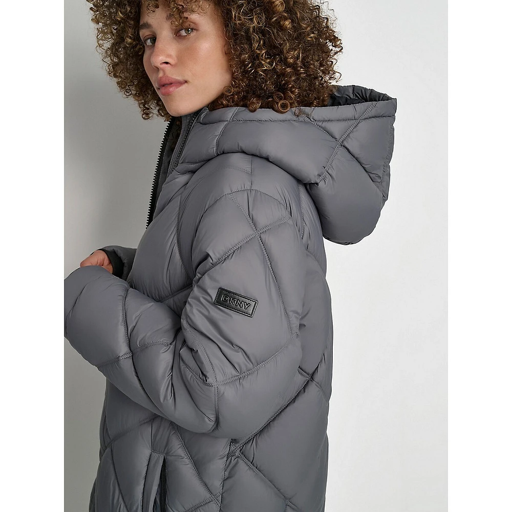 Manteau long à capuche et matelassé en losanges