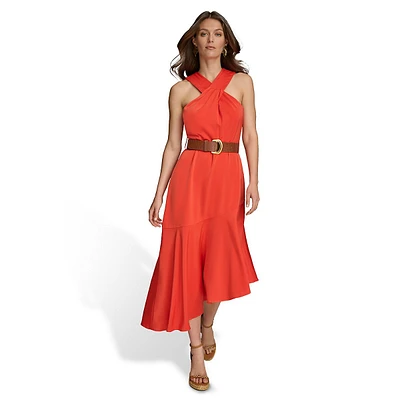 Robe asymétrique en satin avec ceinture