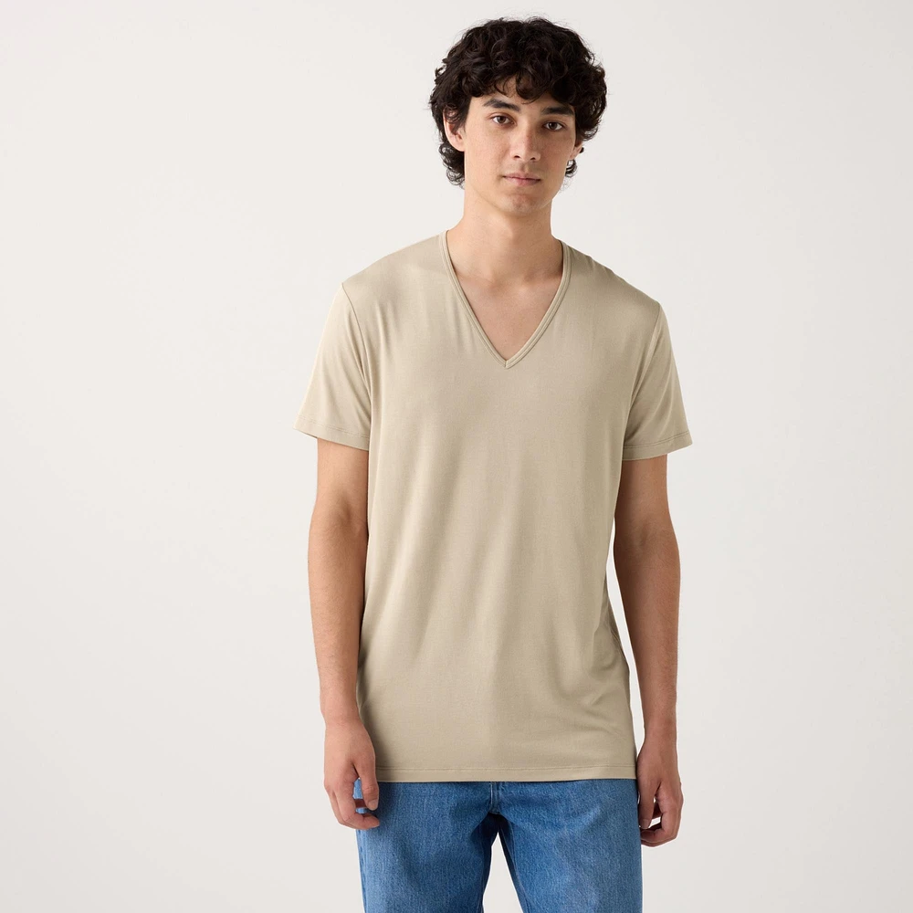 HEATTECH V-Neck Short-Sleeve T-Shirt