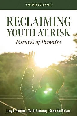 Reclaiming Youth at Risk: Futures of Promise (Reach Alienated Youth and Break the Conflict Cycle Using the Circle of Courage) (Paperback)