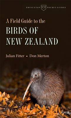 A Field Guide to the Birds of New Zealand (Princeton Pocket Guides #7) (Paperback)