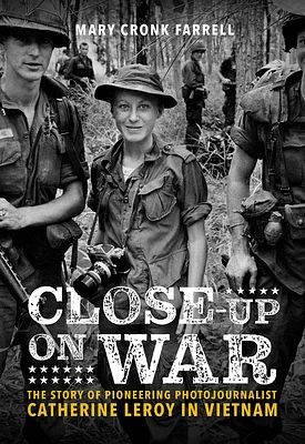 Close-Up on War: The Story of Pioneering Photojournalist Catherine Leroy in Vietnam (Hardcover)