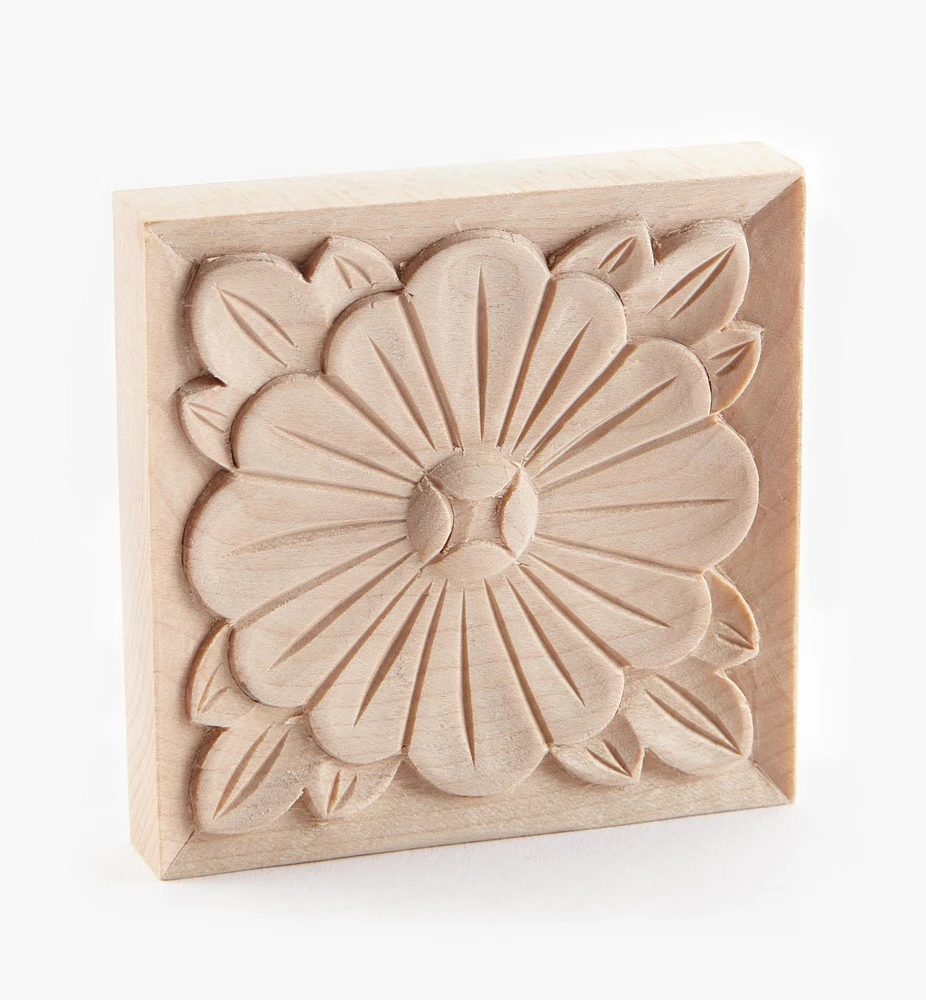Applique carrée en bois sculptée à la main