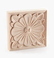 Applique carrée en bois sculptée à la main