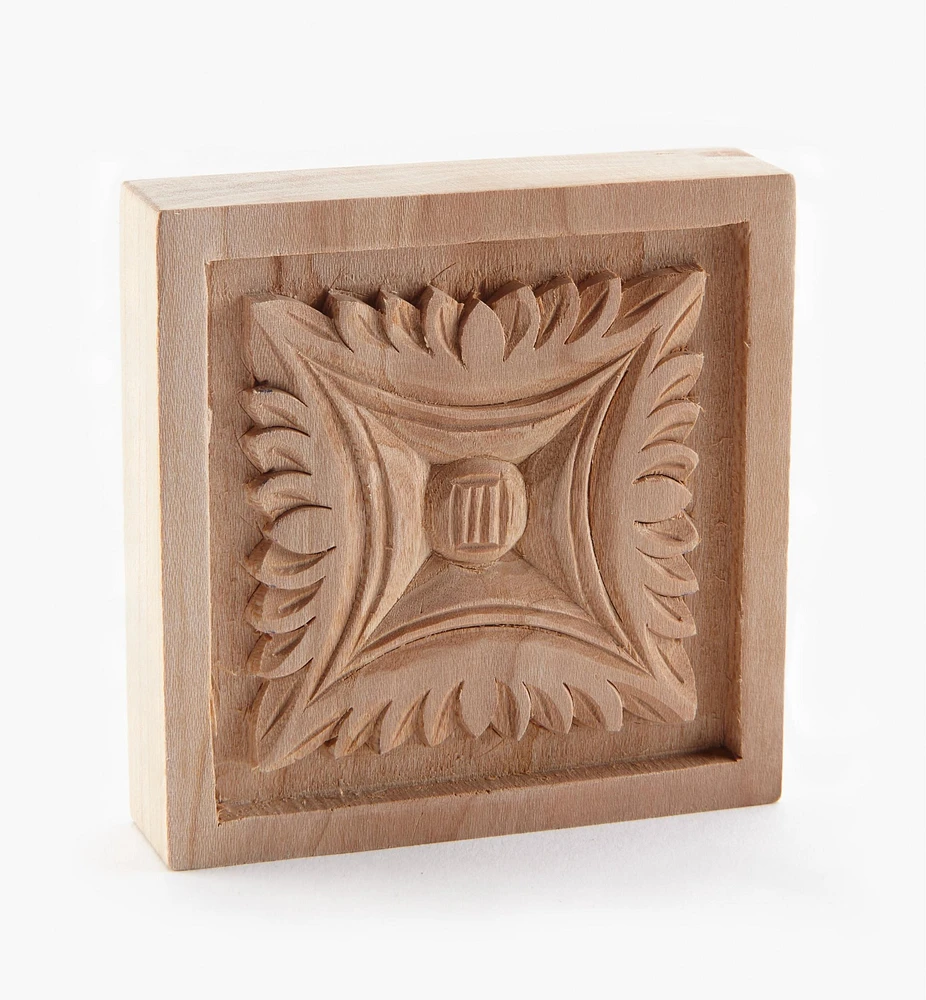 Applique carrée en bois sculptée à la main