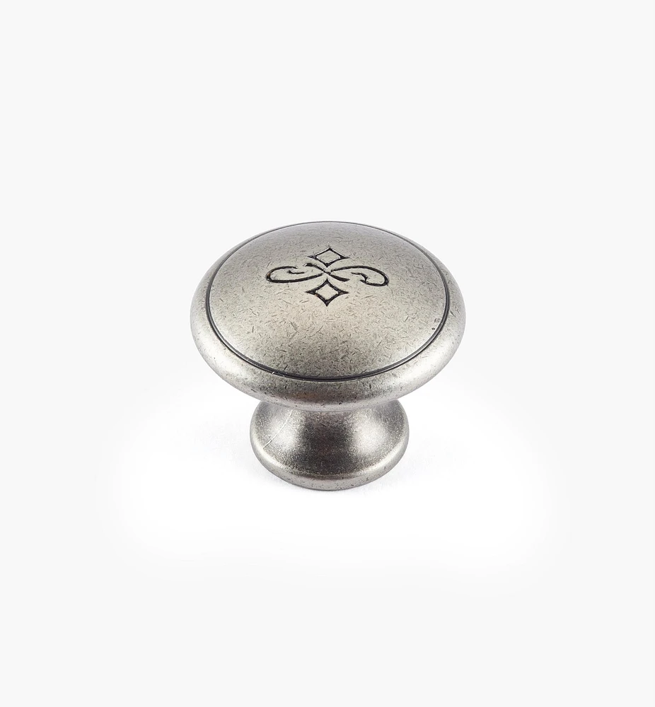 Detailed Bow Knobs
