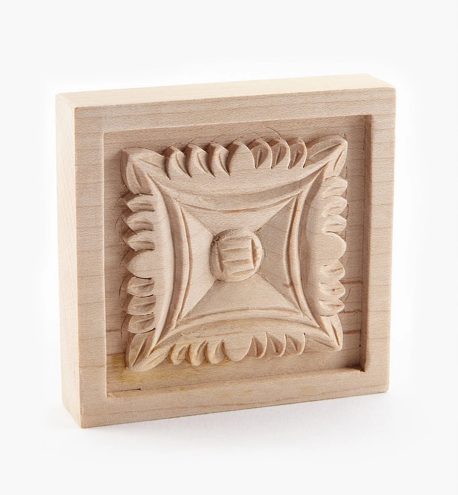 Applique carrée en bois sculptée à la main