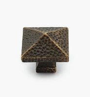 Bouton carré en bronze coulé