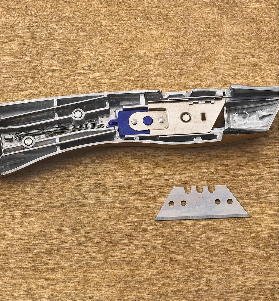 Delphin 2013 Retractable Knife with Holster