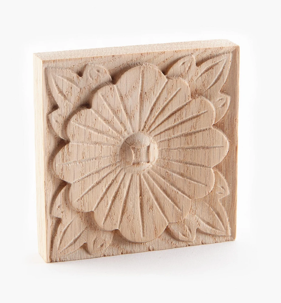 Applique carrée en bois sculptée à la main