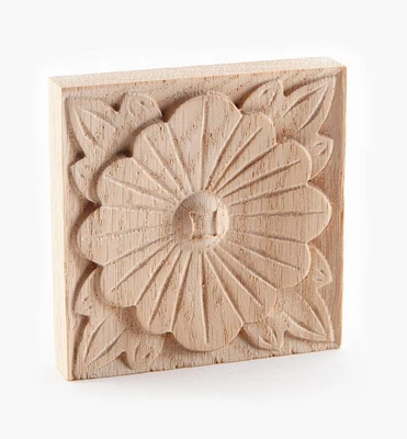 Applique carrée en bois sculptée à la main