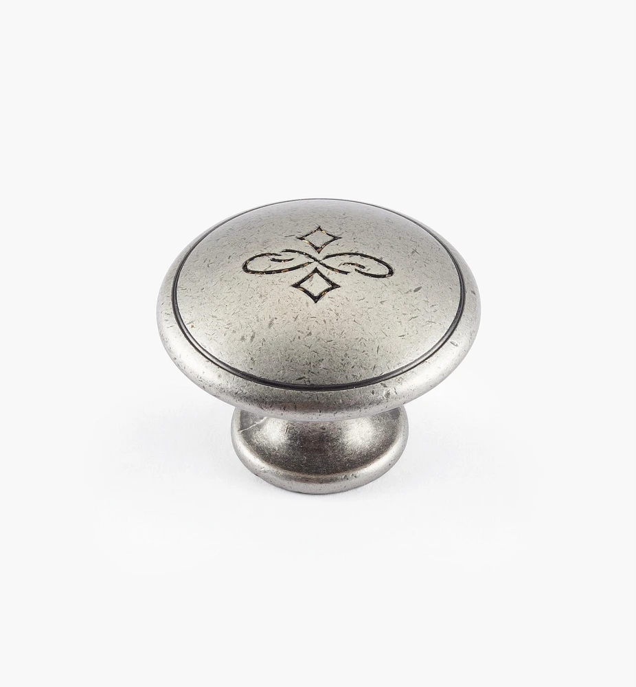 Detailed Bow Knobs
