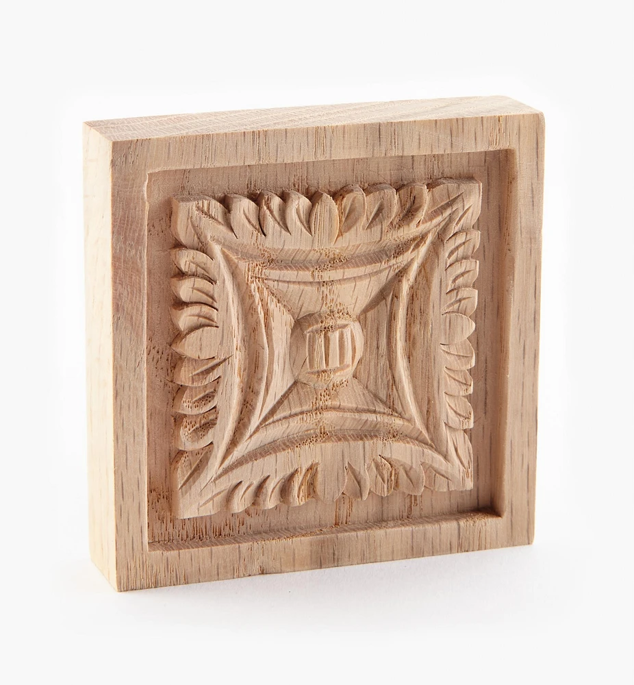 Applique carrée en bois sculptée à la main