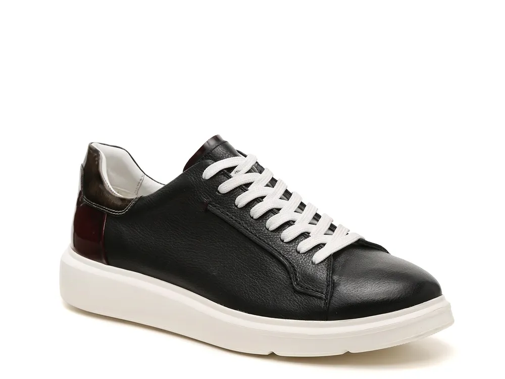 Twist Side Sneaker