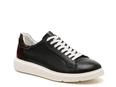 Twist Side Sneaker