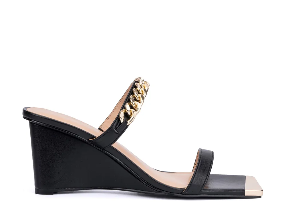 Magnifica Wedge Sandal