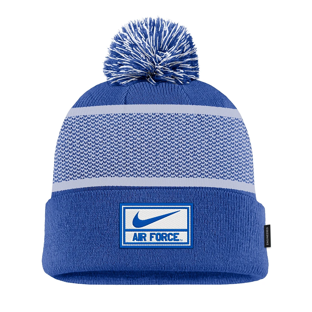 Bonnet en tricot à revers avec pompon Nike Royal Air Force Falcons 2024 Sideline Peak pour jeune