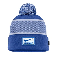 Bonnet en tricot à revers avec pompon Nike Royal Air Force Falcons 2024 Sideline Peak pour jeune