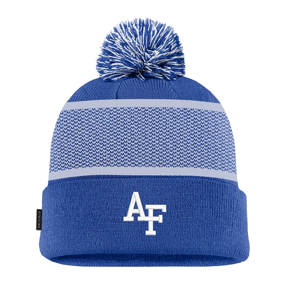 Bonnet en tricot à revers avec pompon Nike Royal Air Force Falcons 2024 Sideline Peak pour jeune