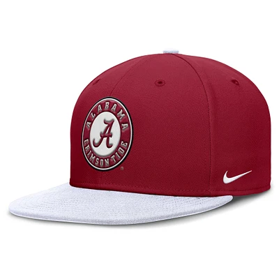 Casquette ajustée Nike Primetime Performance bicolore Alabama Crimson Tide pour homme, couleur cramoisie/blanche