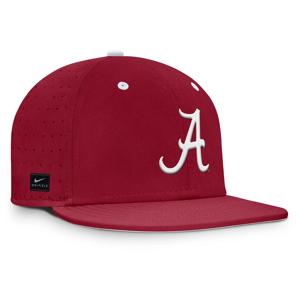 Casquette ajustée Nike Crimson Alabama Tide On-Field Dugout True Performance pour homme