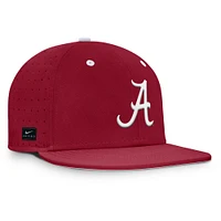 Casquette ajustée Nike Crimson Alabama Tide On-Field Dugout True Performance pour homme