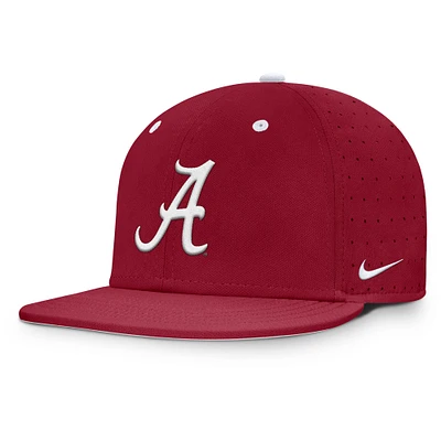 Casquette ajustée Nike Crimson Alabama Tide On-Field Dugout True Performance pour homme