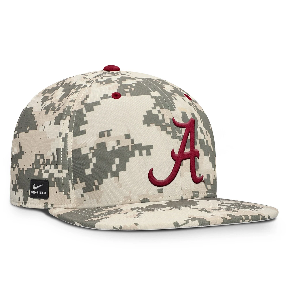 Casquette ajustée Nike Digital Camo Alabama Crimson Tide 2025 Dugout True Performance pour homme