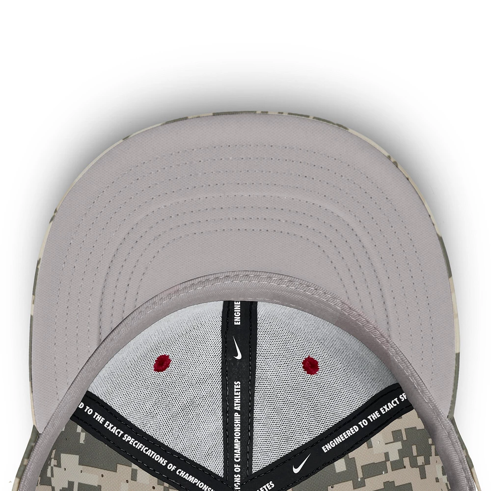 Casquette ajustée Nike Digital Camo Alabama Crimson Tide 2025 Dugout True Performance pour homme