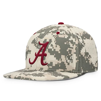 Casquette ajustée Nike Digital Camo Alabama Crimson Tide 2025 Dugout True Performance pour homme