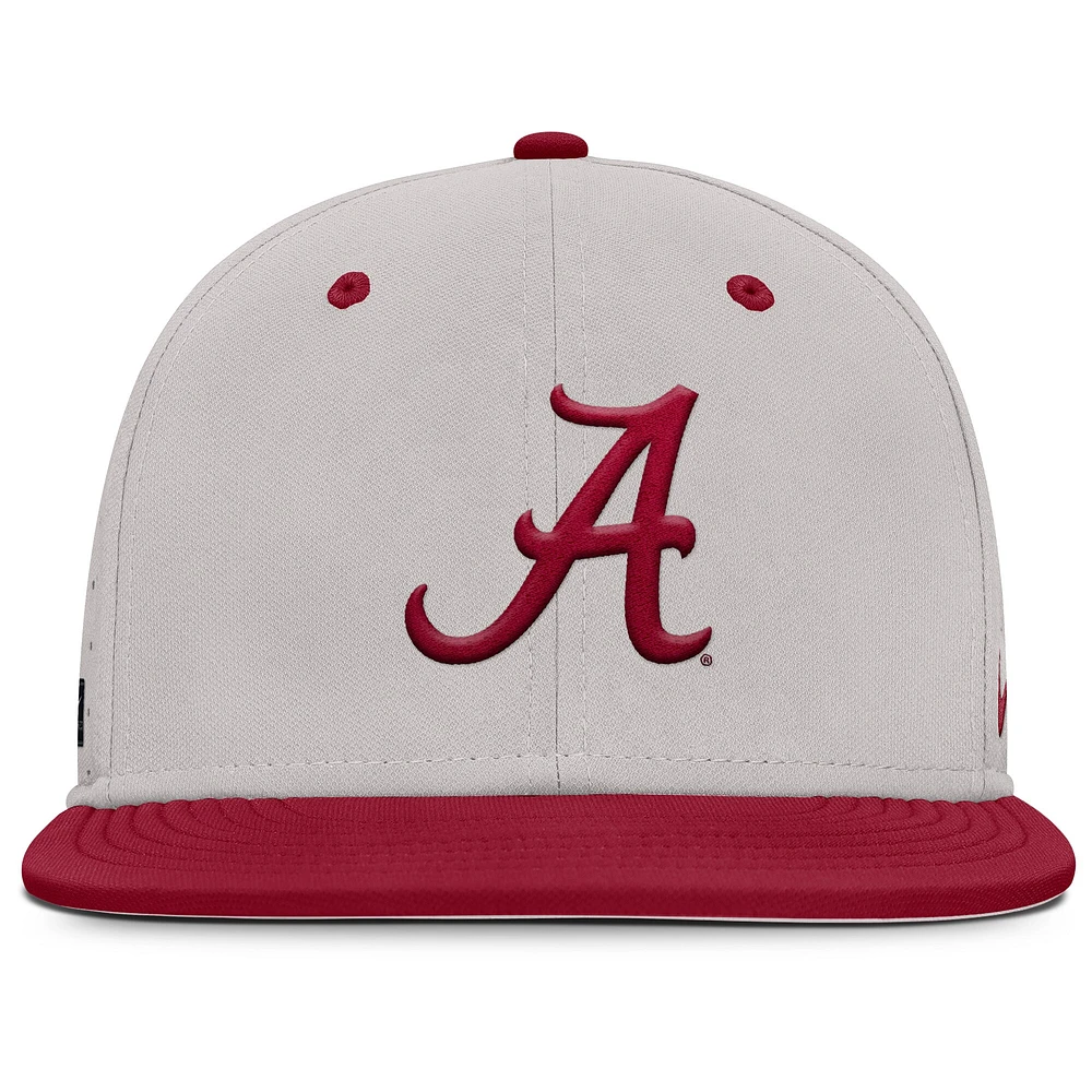 Casquette ajustée True Performance On-Field Dugout Nike grise pour homme Alabama Crimson Tide