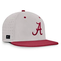 Casquette ajustée True Performance On-Field Dugout Nike grise pour homme Alabama Crimson Tide