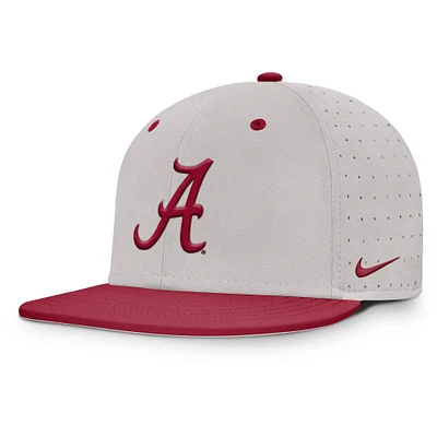 Casquette ajustée True Performance On-Field Dugout Nike grise pour homme Alabama Crimson Tide