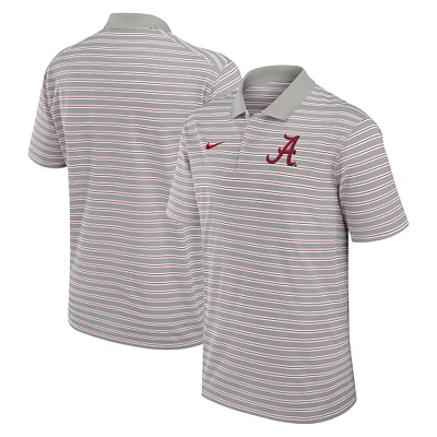 Polo Nike Performance rayé Alabama Crimson Tide Primetime Victory pour homme, couleur étain/blanc