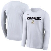 T-shirt à manches longues Nike blanc pour homme Appalachian State Mountaineers 2025 On-Court Bench
