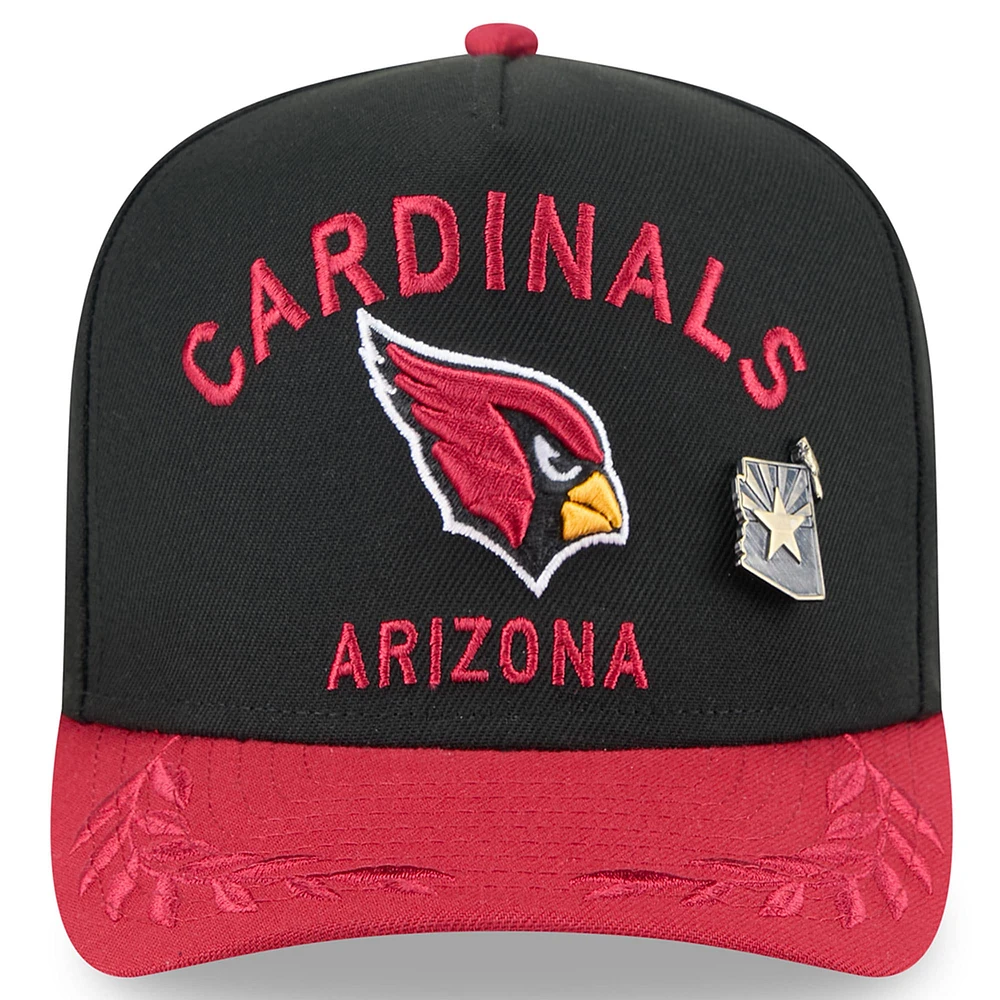Casquette ajustée 59FIFTY New Era noire/cardinale pour homme, Arizona Cardinals, draft NFL 2025, sur scène