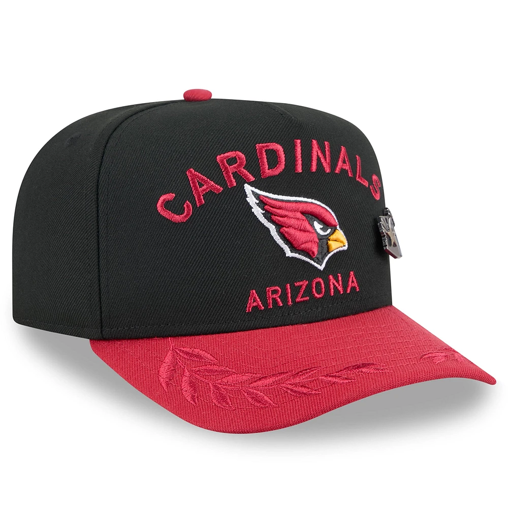 Casquette ajustée 59FIFTY New Era noire/cardinale pour homme, Arizona Cardinals, draft NFL 2025, sur scène