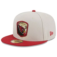 Casquette ajustée 59FIFTY New Era Stone/Cardinal Arizona Cardinals 2023 Salute To Service pour hommes