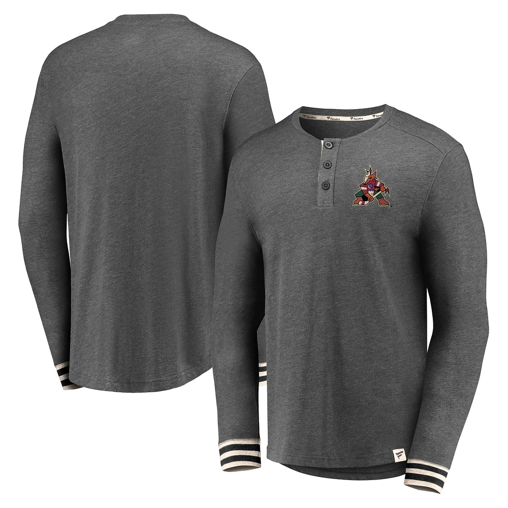 T-shirt à manches longues Henley Fanatics Heathered Charcoal Arizona Coyotes True Classics pour hommes