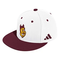 Casquette de baseball ajustée sur le terrain des Sun Devils l'Arizona State adidas pour hommes, blanche