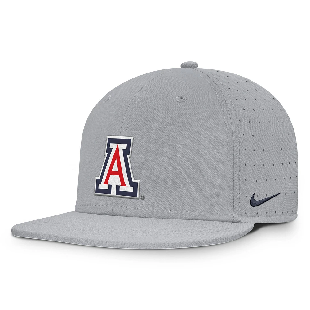 Casquette ajustée True Performance On-Field Dugout des Arizona Wildcats pour homme Nike grise