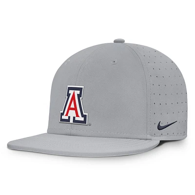 Casquette ajustée True Performance On-Field Dugout des Arizona Wildcats pour homme Nike grise