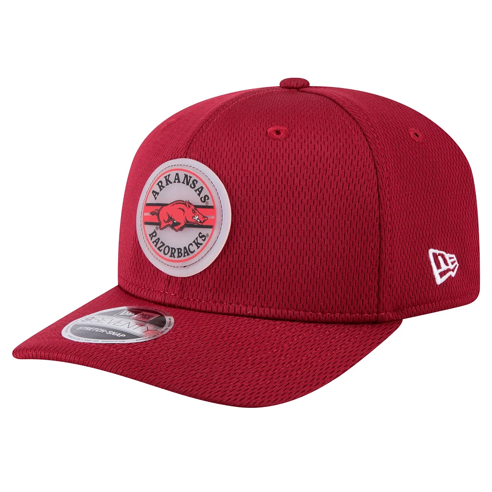 Casquette ajustable extensible à boutons-pression New Era Cardinal Arkansas Razorbacks Patched 9SEVENTY pour homme