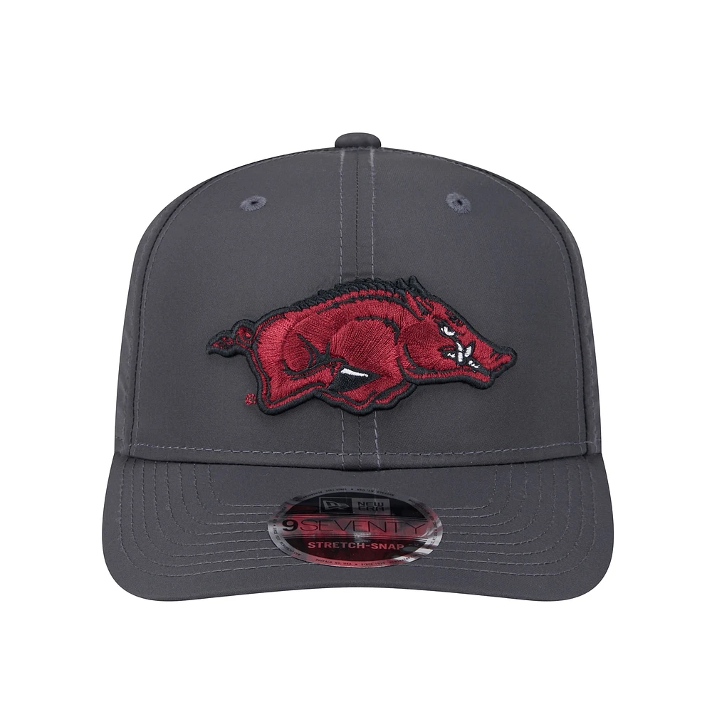 Casquette extensible à boutons-pression 9SEVENTY Arkansas Razorbacks de New Era pour homme, couleur anthracite