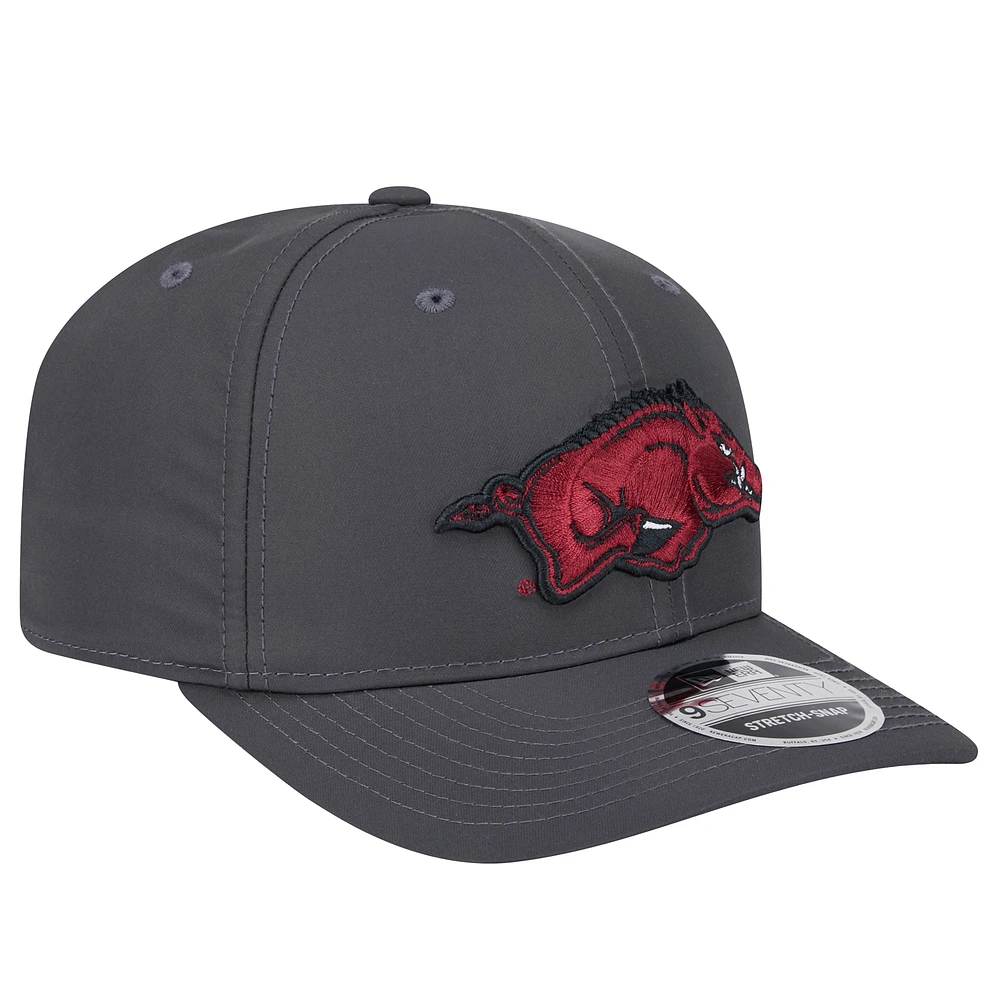 Casquette extensible à boutons-pression 9SEVENTY Arkansas Razorbacks de New Era pour homme, couleur anthracite