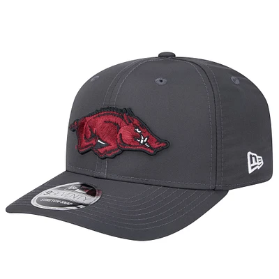 Casquette extensible à boutons-pression 9SEVENTY Arkansas Razorbacks de New Era pour homme, couleur anthracite