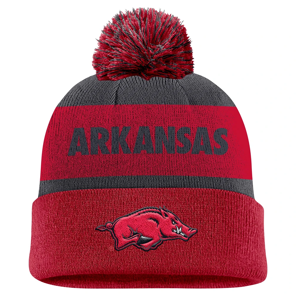 Bonnet en tricot à revers et pompon Nike Charcoal/Cardinal Arkansas Razorbacks Peak Stripe pour homme