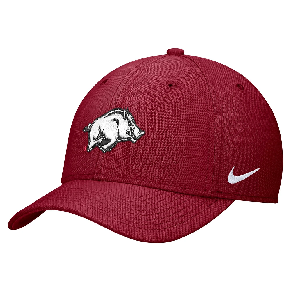 Casquette Nike Crimson Arkansas Razorbacks 2024 Sideline Rise Swoosh Flex pour homme