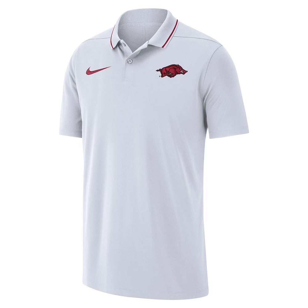 Polo performance entraîneurs Nike Arkansas Razorbacks 2023 pour homme - Blanc