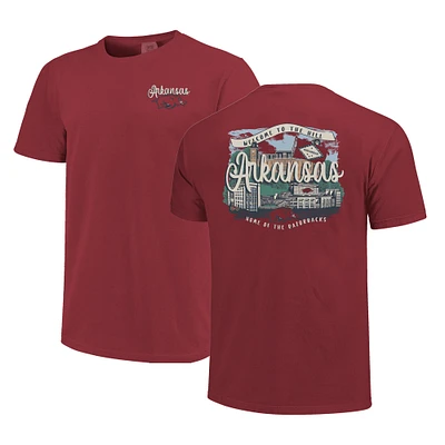 T-shirt Comfort Colors pour femme Cardinal Arkansas Razorbacks Campus Scene Drawing Script